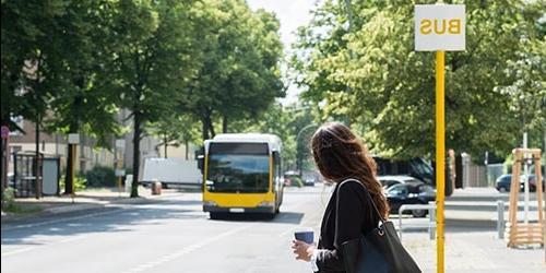 À espera do autocarro do seu sonho
 868