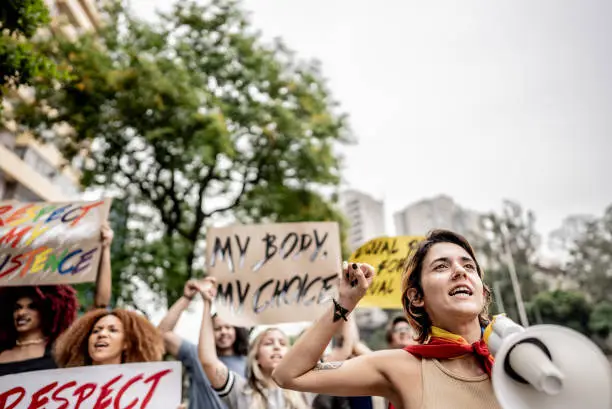 Interpretação dos Sonhos sobre Aborto: Perspectivas de Diferentes Escolas