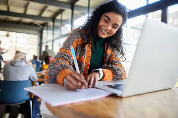 Interpretação de Sonhos: O Que Significa sonhar com um Colega de Classe?