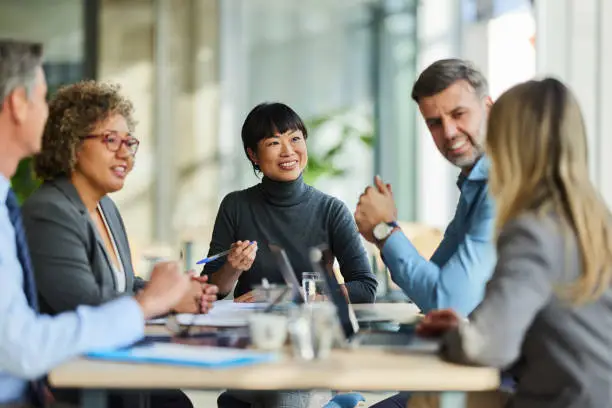 Interpretação dos Sonhos sobre Reuniões: Perspectivas de Diferentes Sonhadores