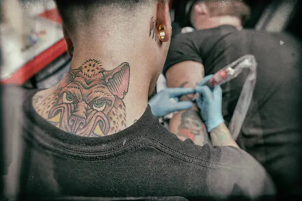 Interpretação dos Sonhos: Tatuagens no Pescoço