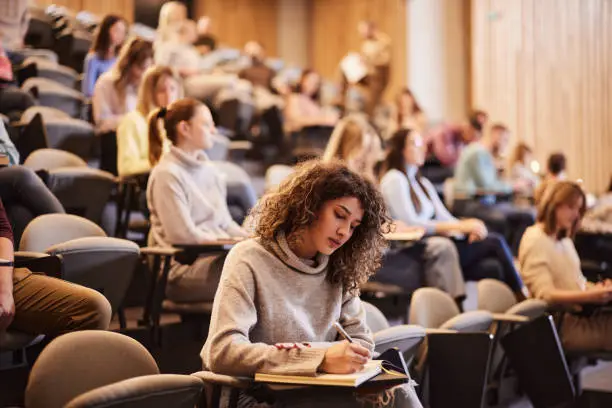 Interpretação de Sonhos sobre Escola: Uma Perspectiva Oracular