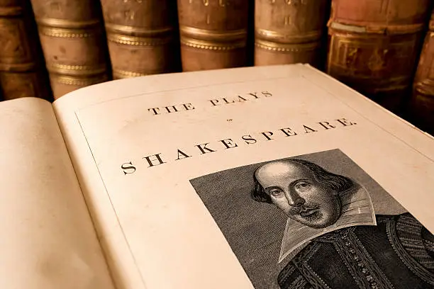 Interpretação dos Sonhos de Shakespeare: Perspectivas de Oracle e Predictor