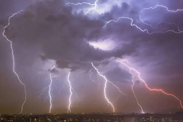 Interpretação do Sonho com Tempestade: Perspectivas de Vários Oráculos